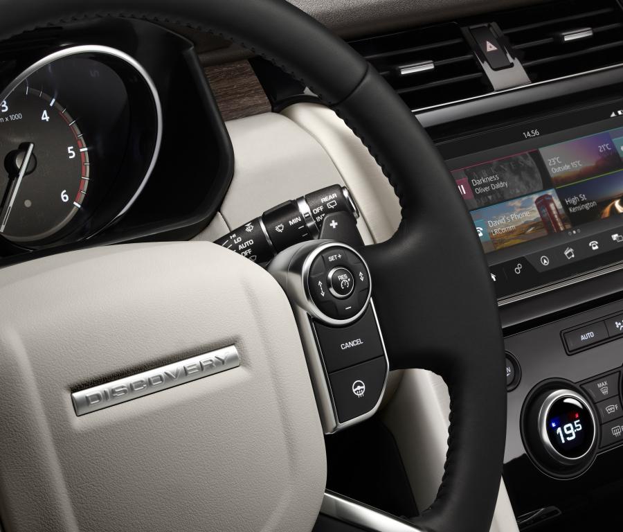 Детали интерьера Land Rover Discovery HSE 2017 года  (фото 70 из 96)